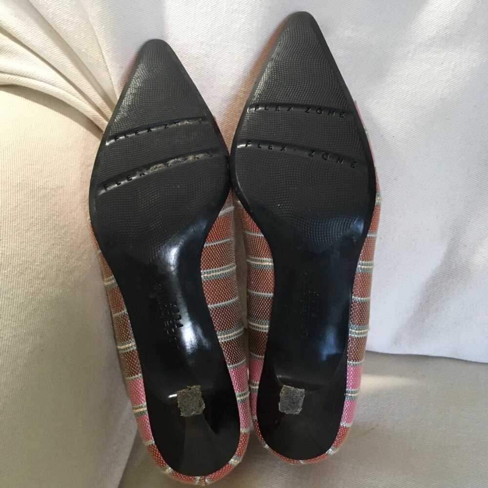 Liz Claiborne Logan Flex Heels - Picture 7 of 8